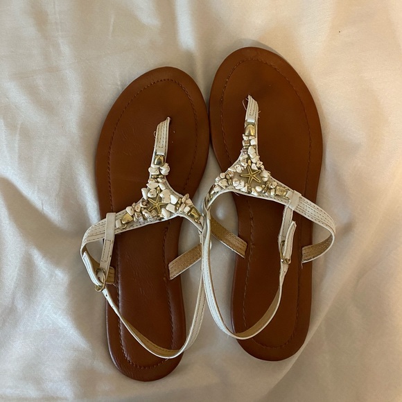 Charming Charlie’s Flats - Picture 2 of 5